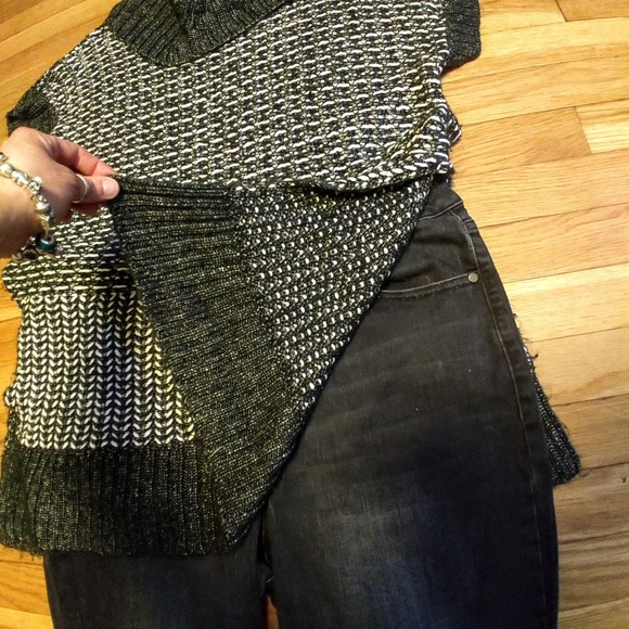 *sold* Short-sleeved Hi-Lo tunic sweater w/slits - Picture 5 of 7